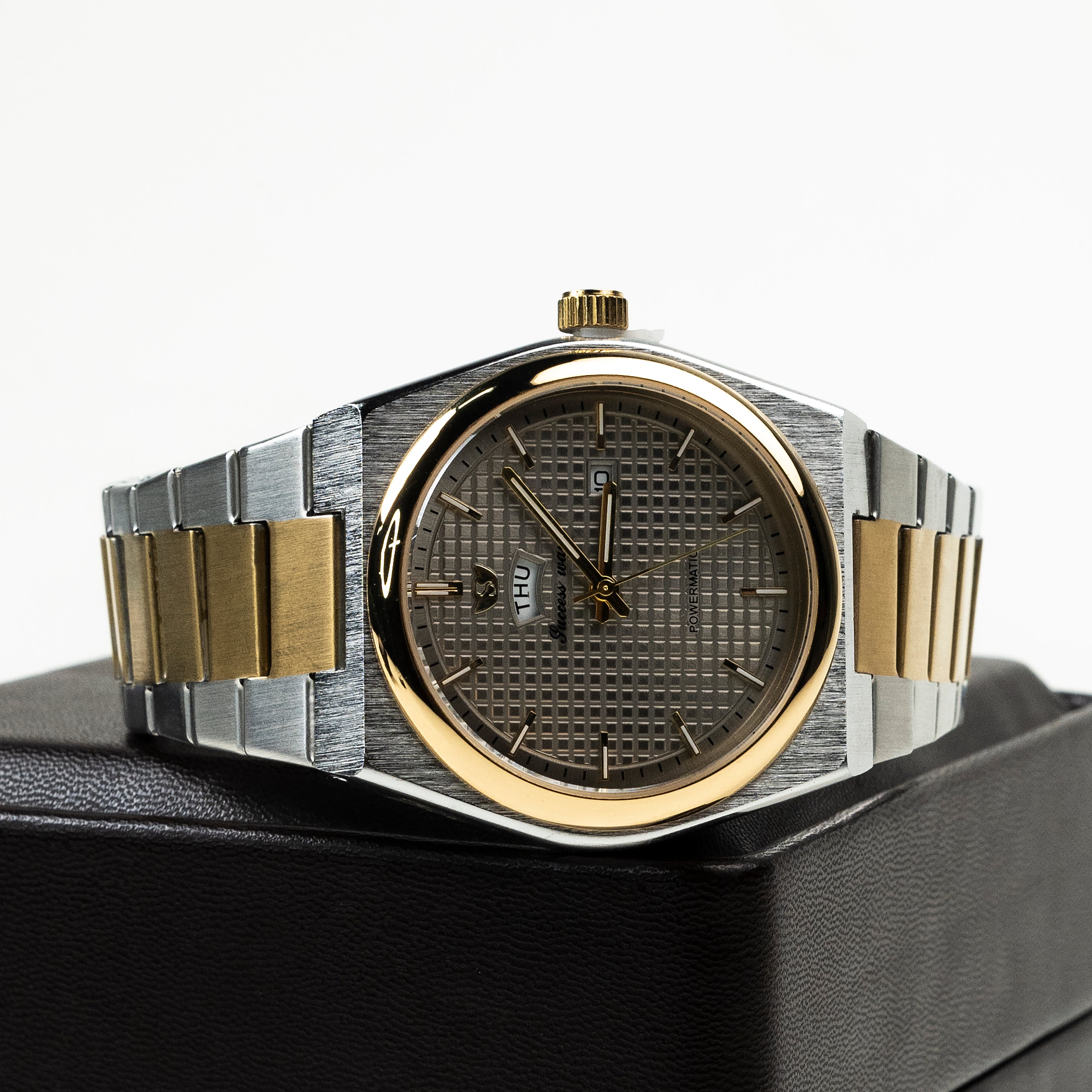 Textured Dial Classic Wristwatch | CD-MAW7