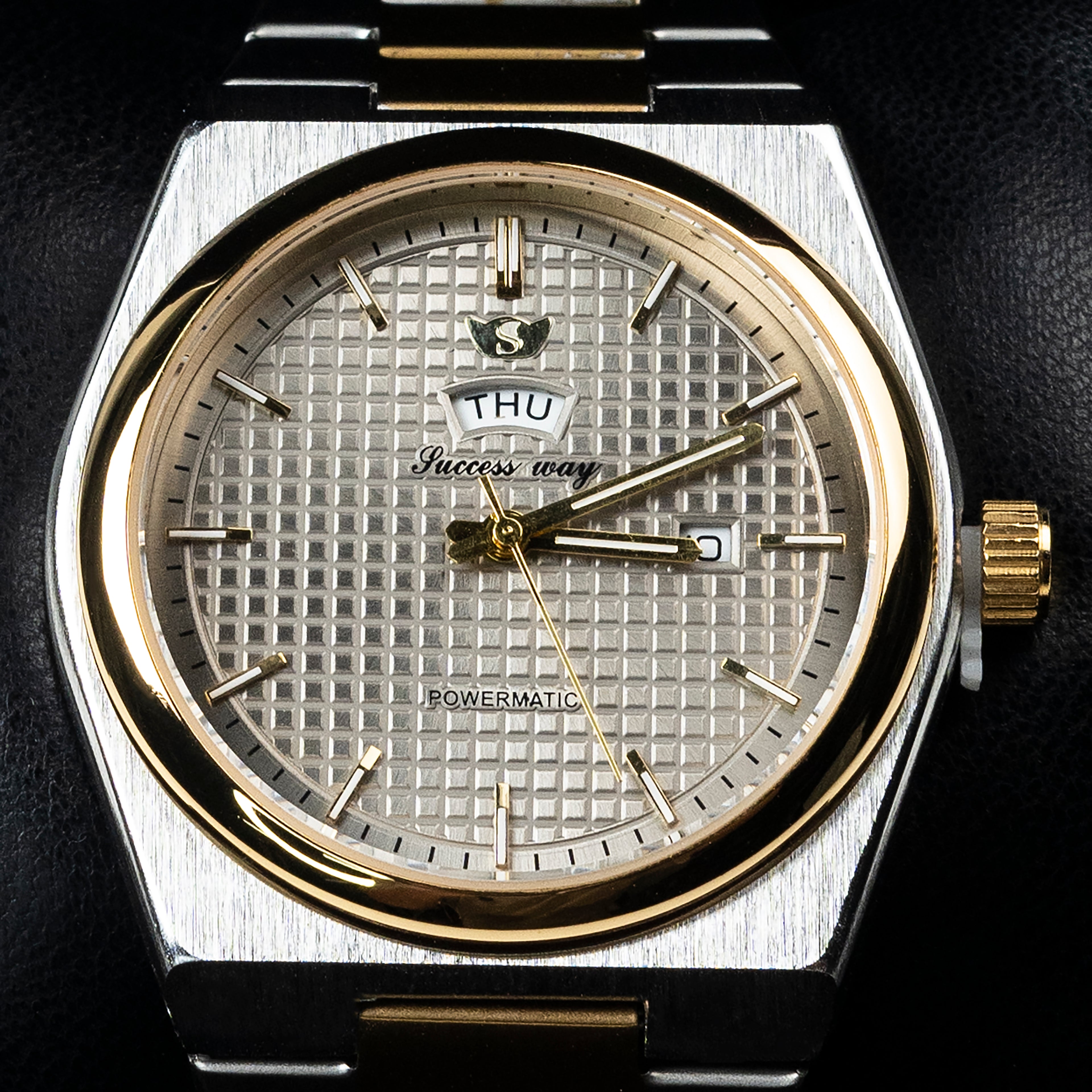 Textured Dial Classic Wristwatch | CD-MAW7